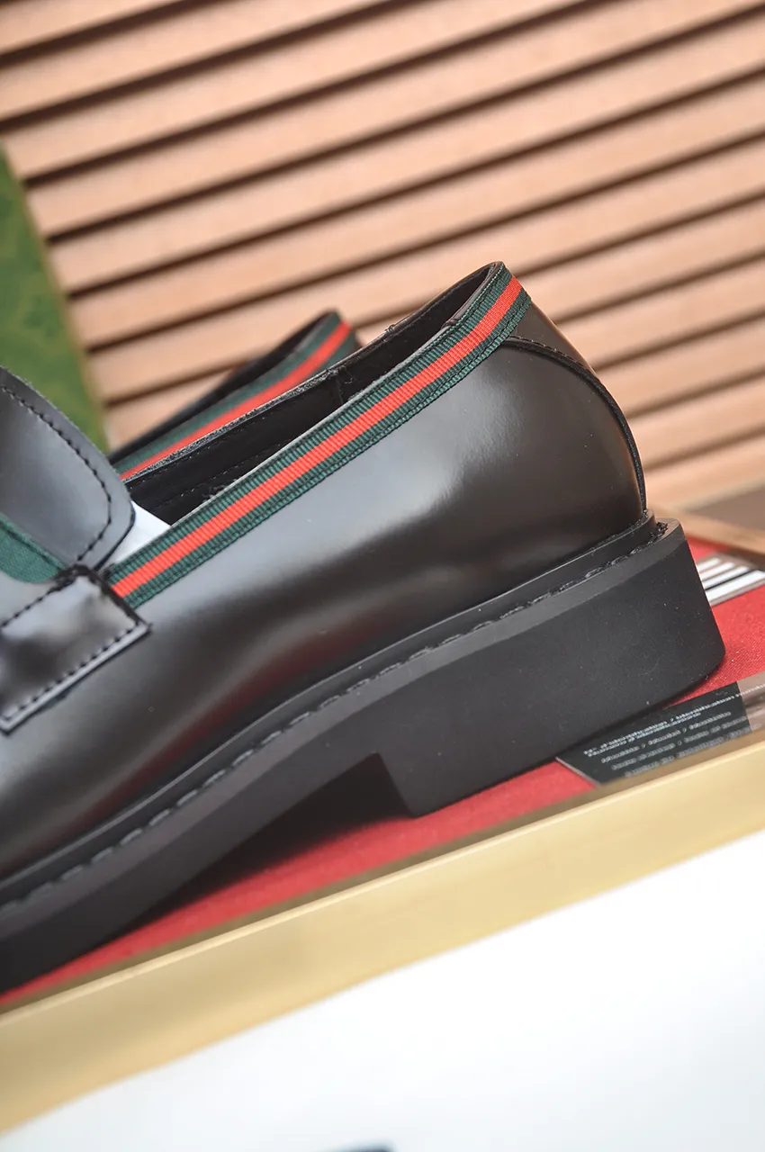 Men's shoes💰540💶Italy's top luxury men's shoe giant (GUCCI) (Gucci) (full cowhide lining) new arrival🍃Original European style🔰 Pleasant to the eye😍In order to make the shoes more durable and non-deformable🌀The production continues to follow traditional methods but there is still no lack of innovation💪Choose original sheepskin for the leather♻️ Smooth and natural And extra bright ⭐Made of imported cowhide, the first choice of rich people 38-45 (45 customized)